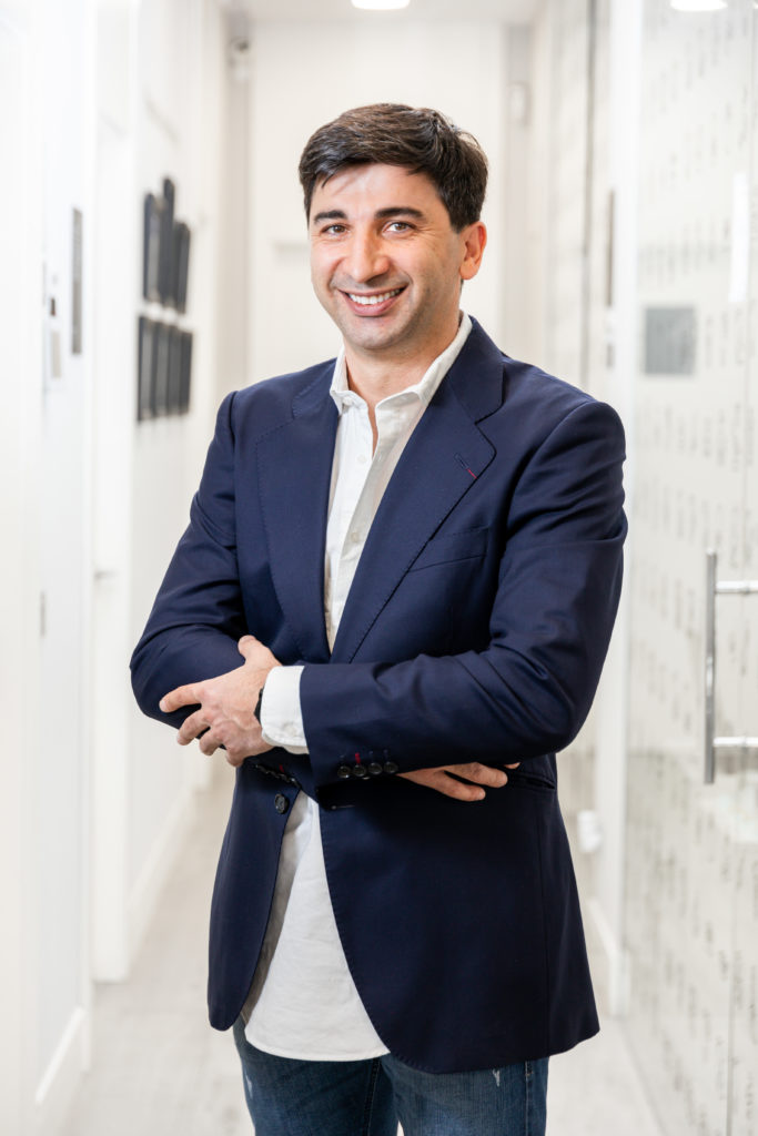 Dr. Nasimi Especialista en implantes dentales casos complejos, carga inmediata, implantes cigomáticos M